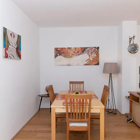 Hoelzlgasse Top 4 Apartment *